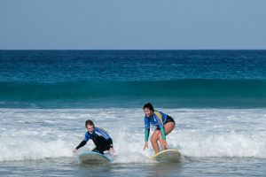 apprendre à surfer avec des amis à Fuerteventura apprendre à surfer avec des amis à Fuerteventura