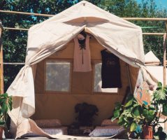 Tente d’hébergement du surf camp en Cantabrie