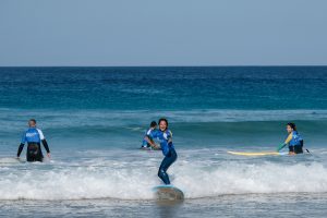 Aprende a surfear desde cero Surf para principiantes en Cantabria