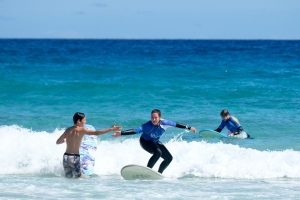 Apprendre à surfer Surfez pour les novices en junior Espagne