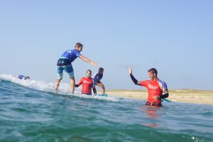 Premiers succès en surf Premier succès d’apprentissage du surf au Junior Surf Camp