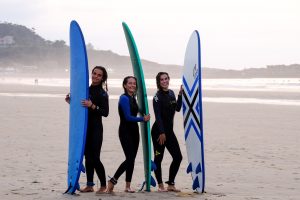 Surfeuses heureuses au Junior Surf Camp Cantabrie