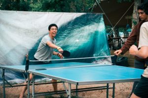 Parties de tennis de table au surf camp de San Vicente