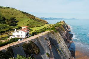Paysage magnifique à San Vicente de la Barquera Beau paysage du camp de surf junior en Cantabrie