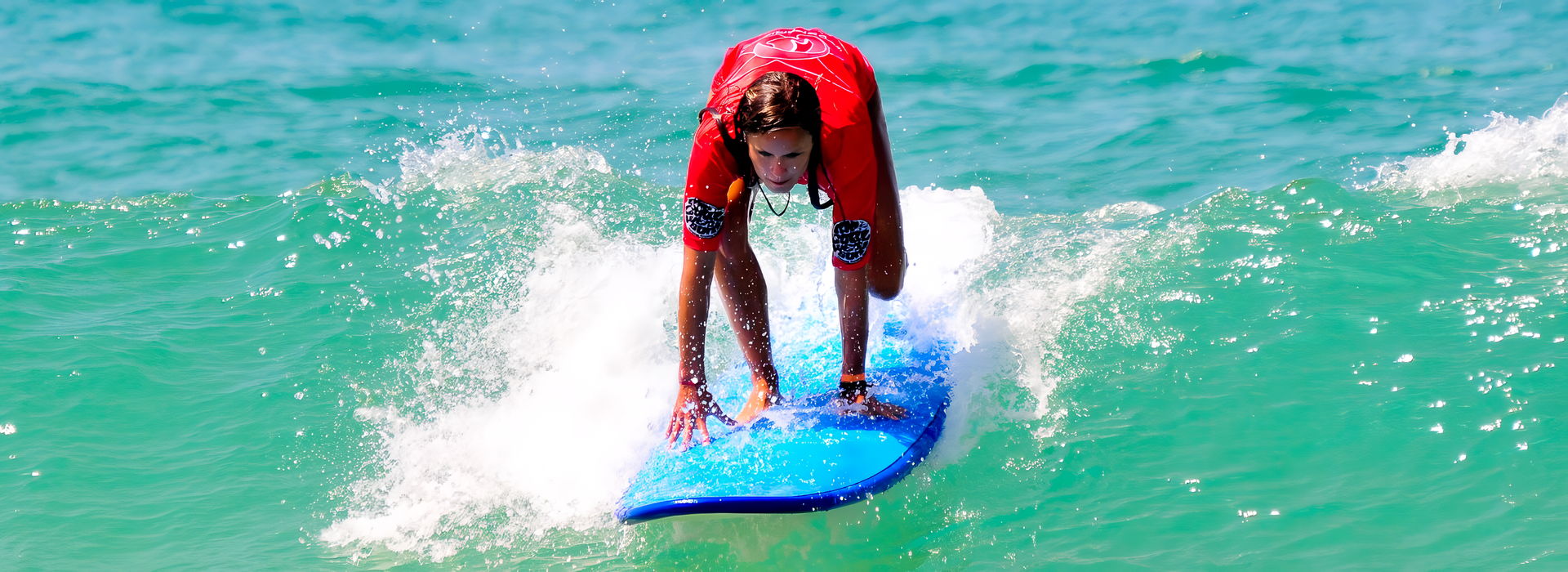 Apprenez à surfer par une journée ensoleillée au Surf Camp France